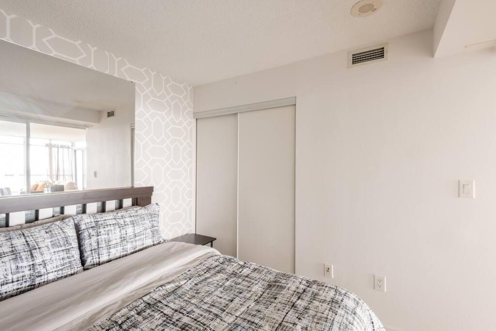 Stylish Downtown Lakeview Condo - One Free Parking Toronto Exterior photo