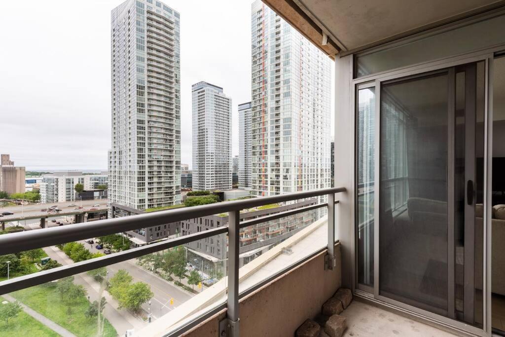 Stylish Downtown Lakeview Condo - One Free Parking Toronto Exterior photo