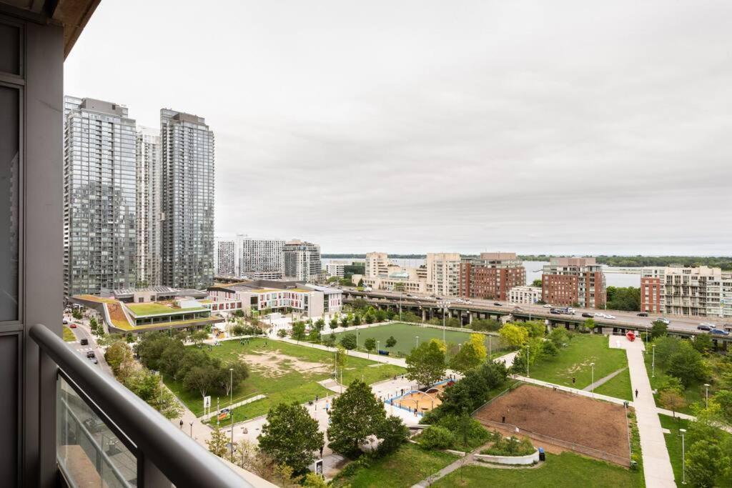 Stylish Downtown Lakeview Condo - One Free Parking Toronto Exterior photo